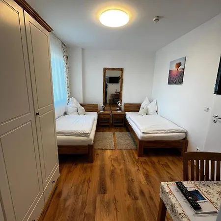Гостевой дом Gaestehaus - Monteur Und Gaestezimmer - Траунройт