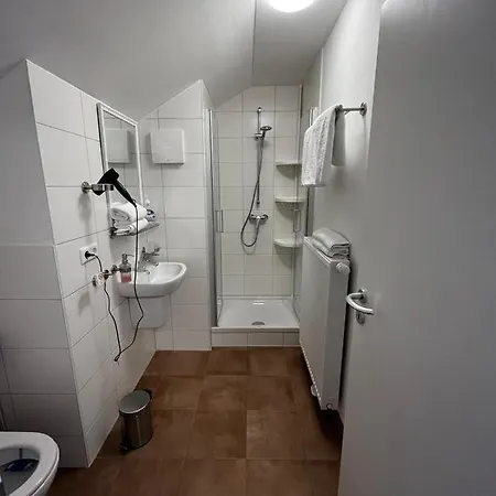 Gaestehaus - Monteur Und Gaestezimmer - *